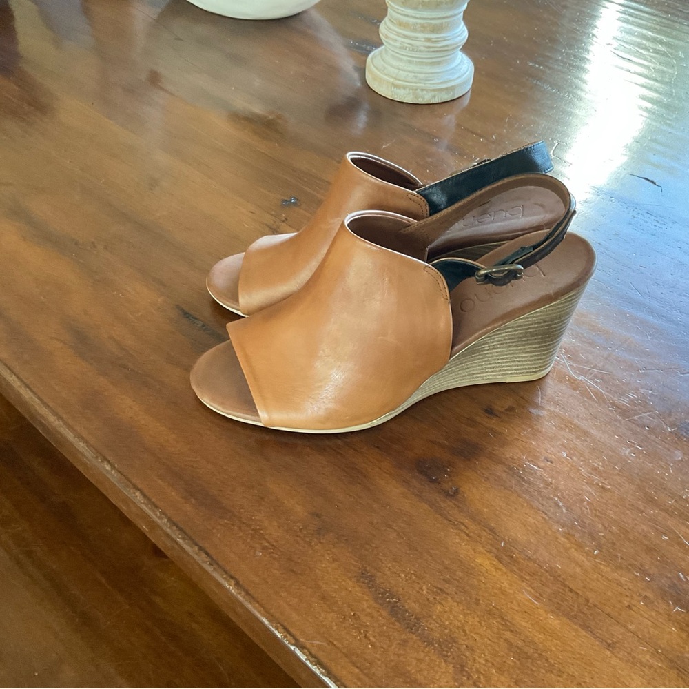 Bueno brand ‘Fiona” Elegant Tan Wedge Sandals